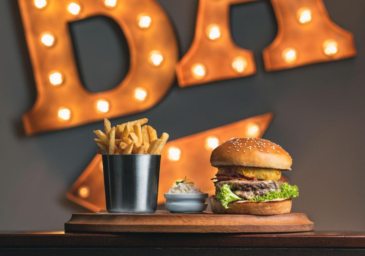 فندق سيتي سنتر روتانا الدوحة المظهر الخارجي الصورة Burger and fries