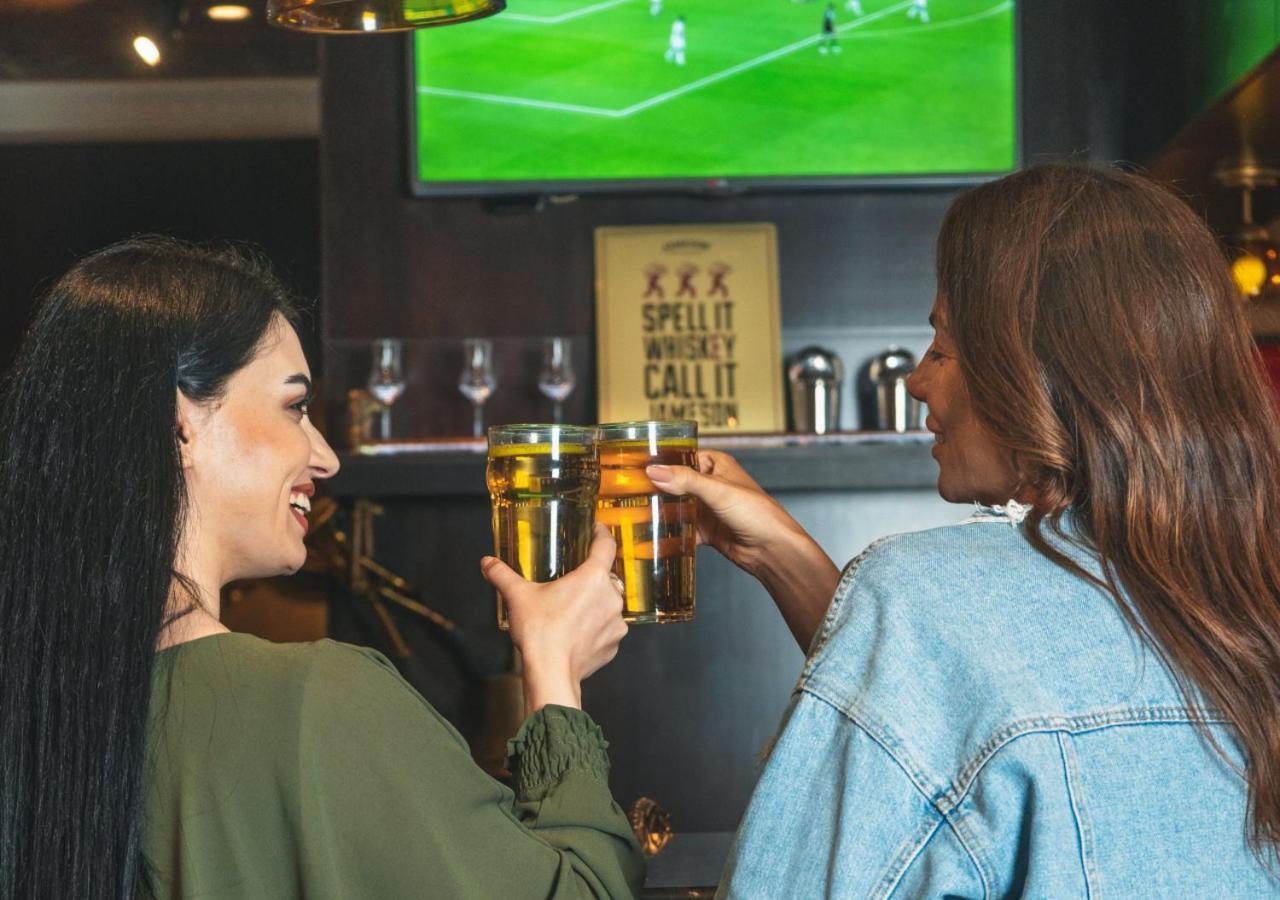 فندق سيتي سنتر روتانا الدوحة المظهر الخارجي الصورة Two women drinking beer