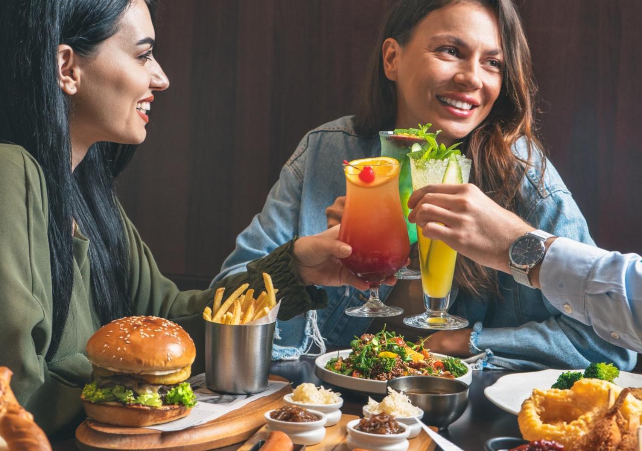 فندق سيتي سنتر روتانا الدوحة المظهر الخارجي الصورة A meal at a restaurant