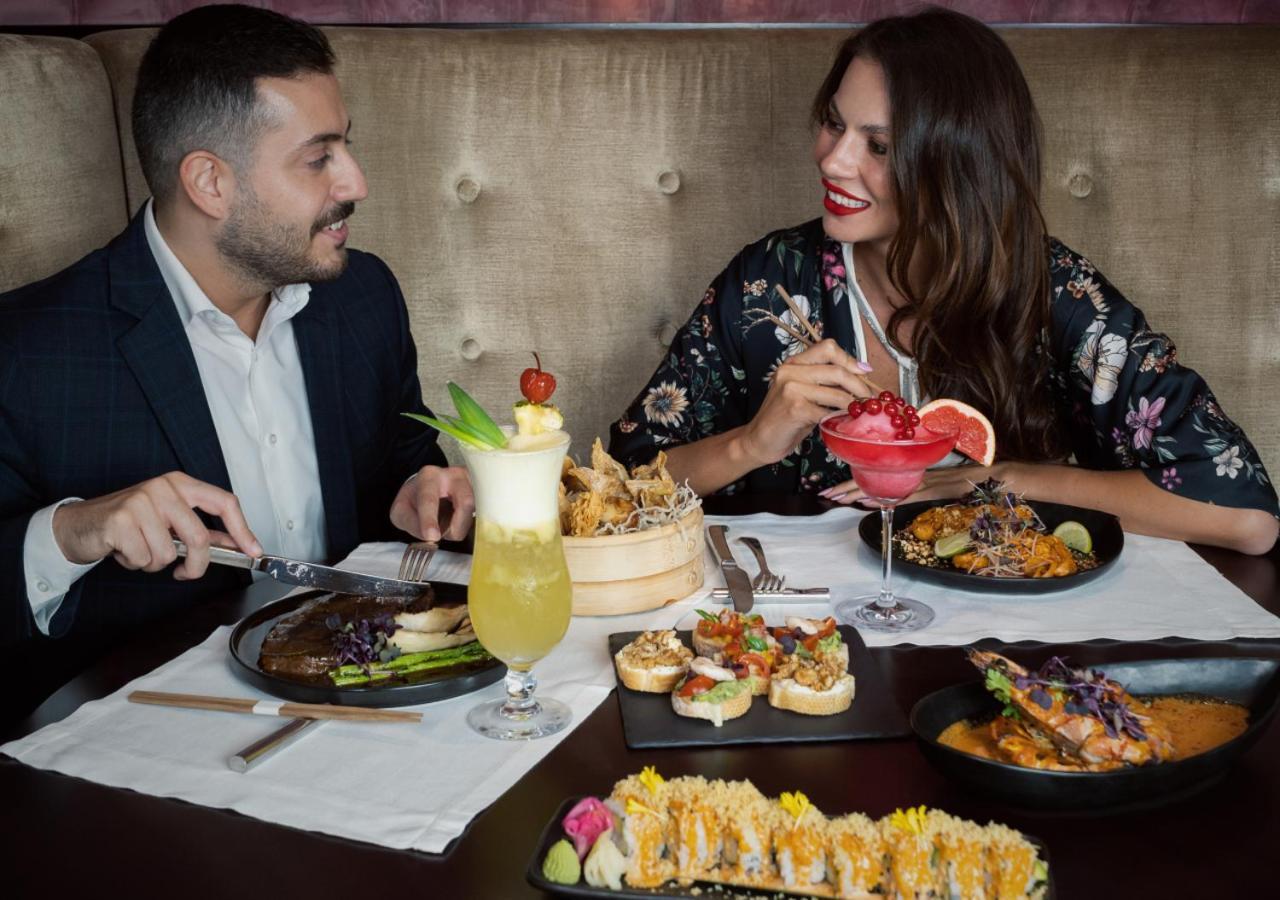 فندق سيتي سنتر روتانا الدوحة المظهر الخارجي الصورة A couple dining at a restaurant