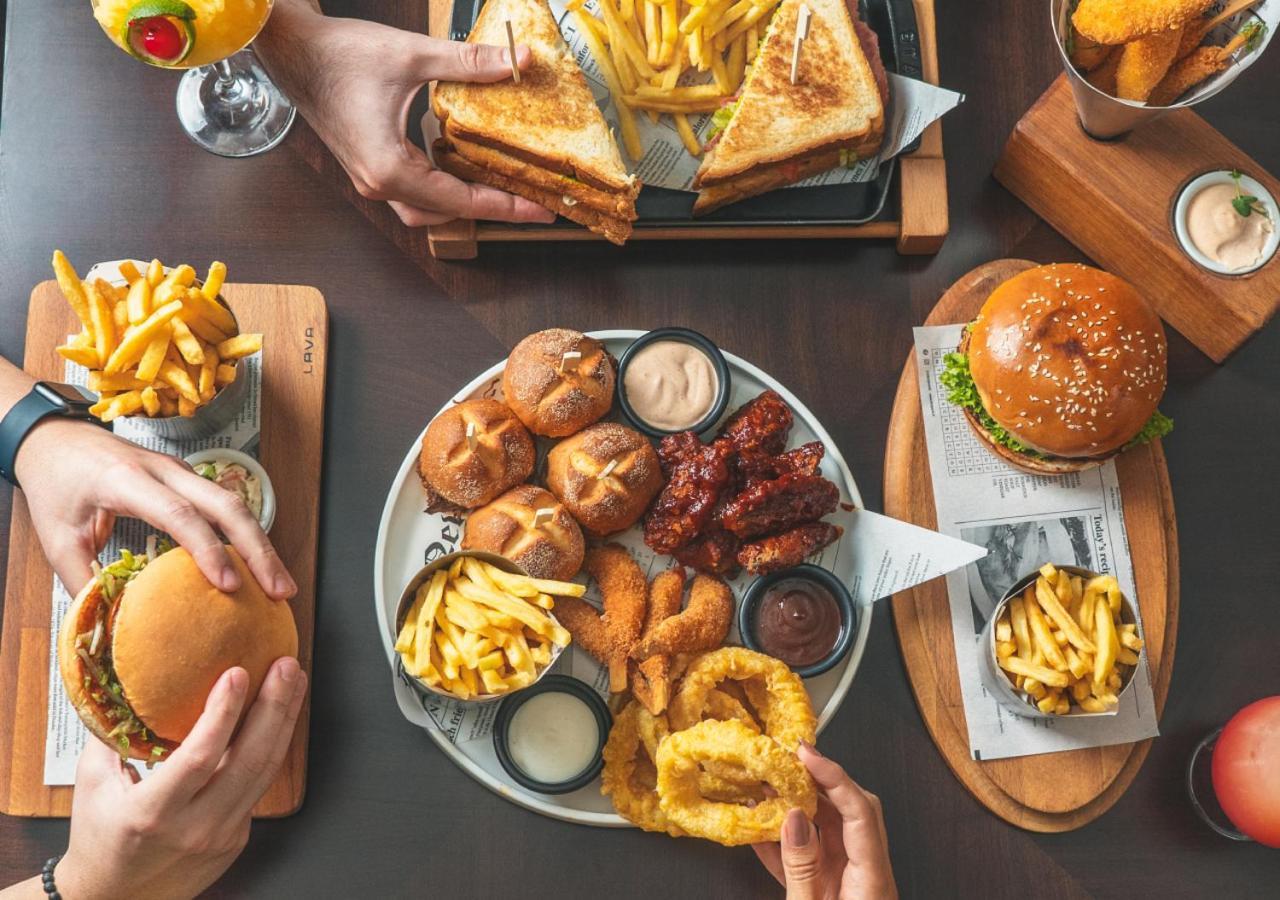 فندق سيتي سنتر روتانا الدوحة المظهر الخارجي الصورة A selection of dishes at the restaurant