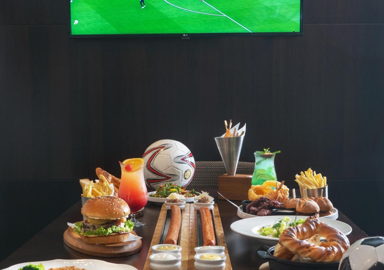 فندق سيتي سنتر روتانا الدوحة المظهر الخارجي الصورة A typical sports bar menu