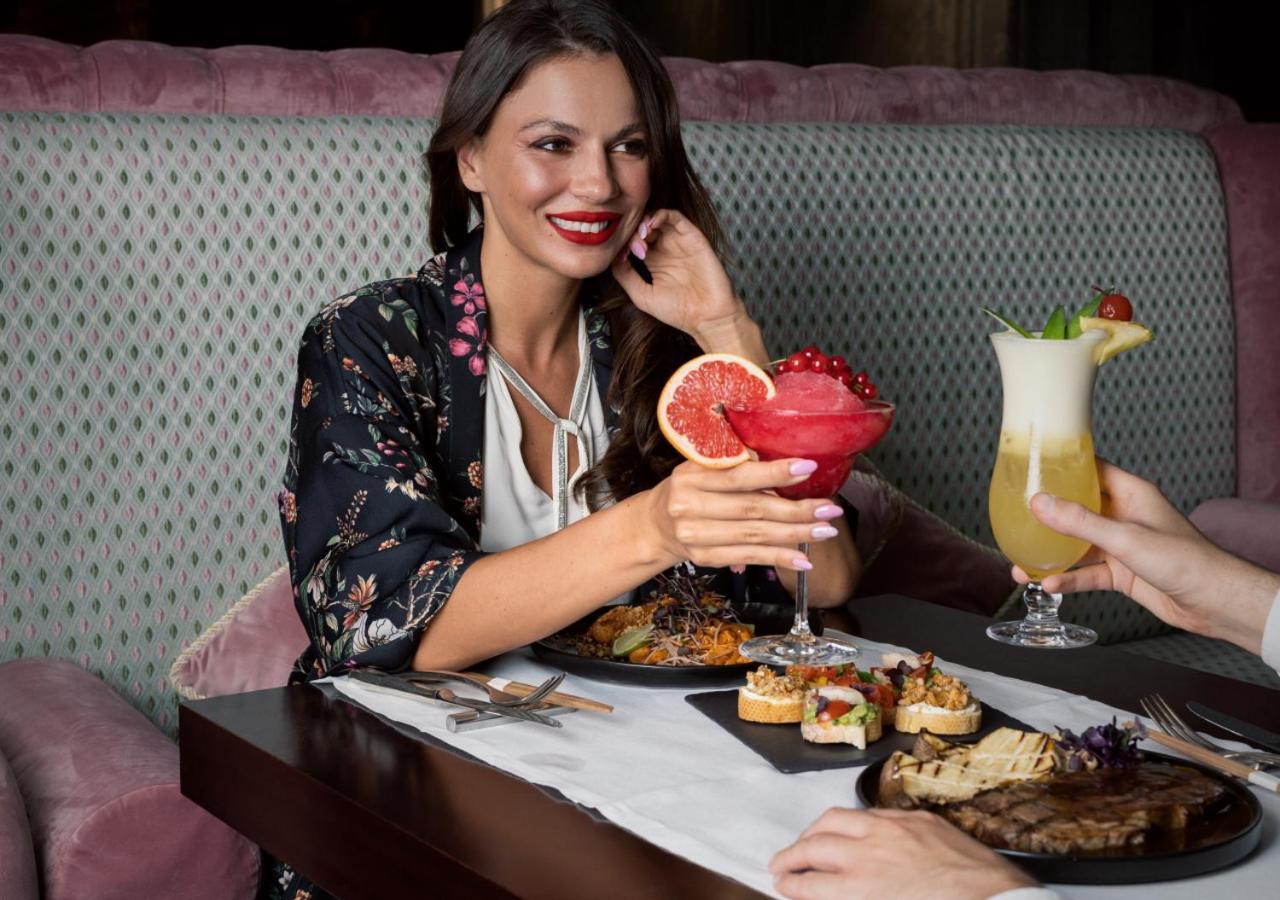 فندق سيتي سنتر روتانا الدوحة المظهر الخارجي الصورة A woman dining