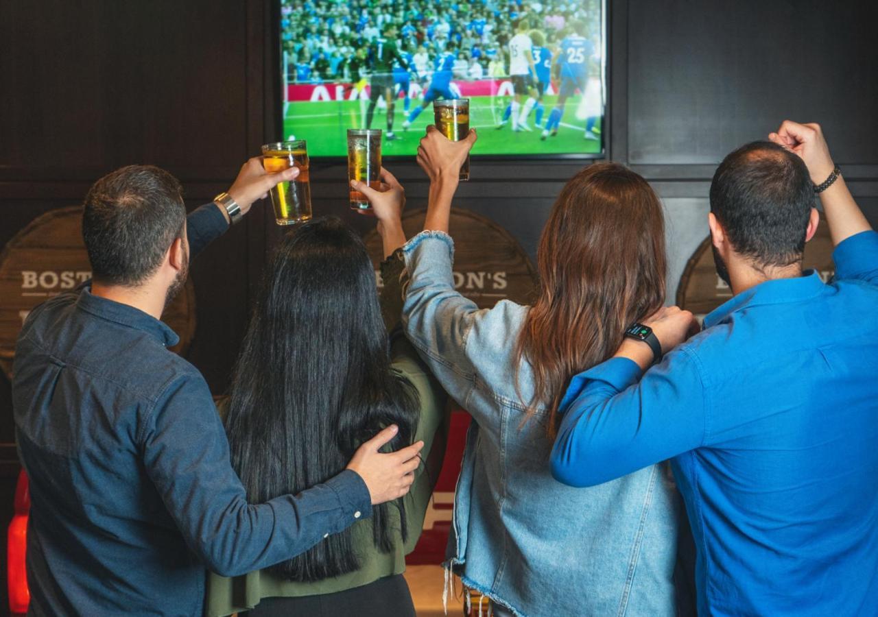 فندق سيتي سنتر روتانا الدوحة المظهر الخارجي الصورة Watching a match at a sports bar