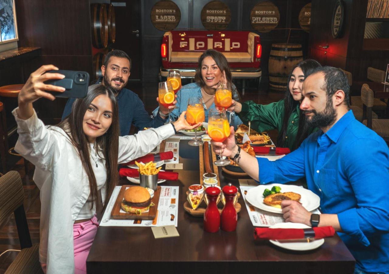 فندق سيتي سنتر روتانا الدوحة المظهر الخارجي الصورة Customers at a restaurant