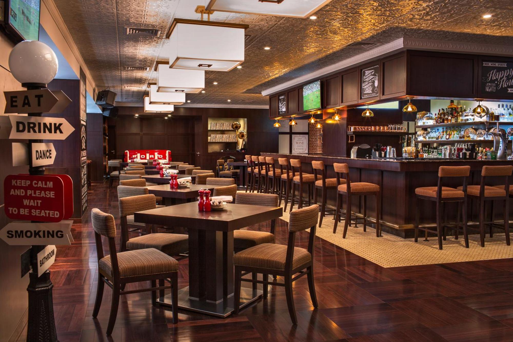 فندق سيتي سنتر روتانا الدوحة المظهر الخارجي الصورة The interior of a typical bar