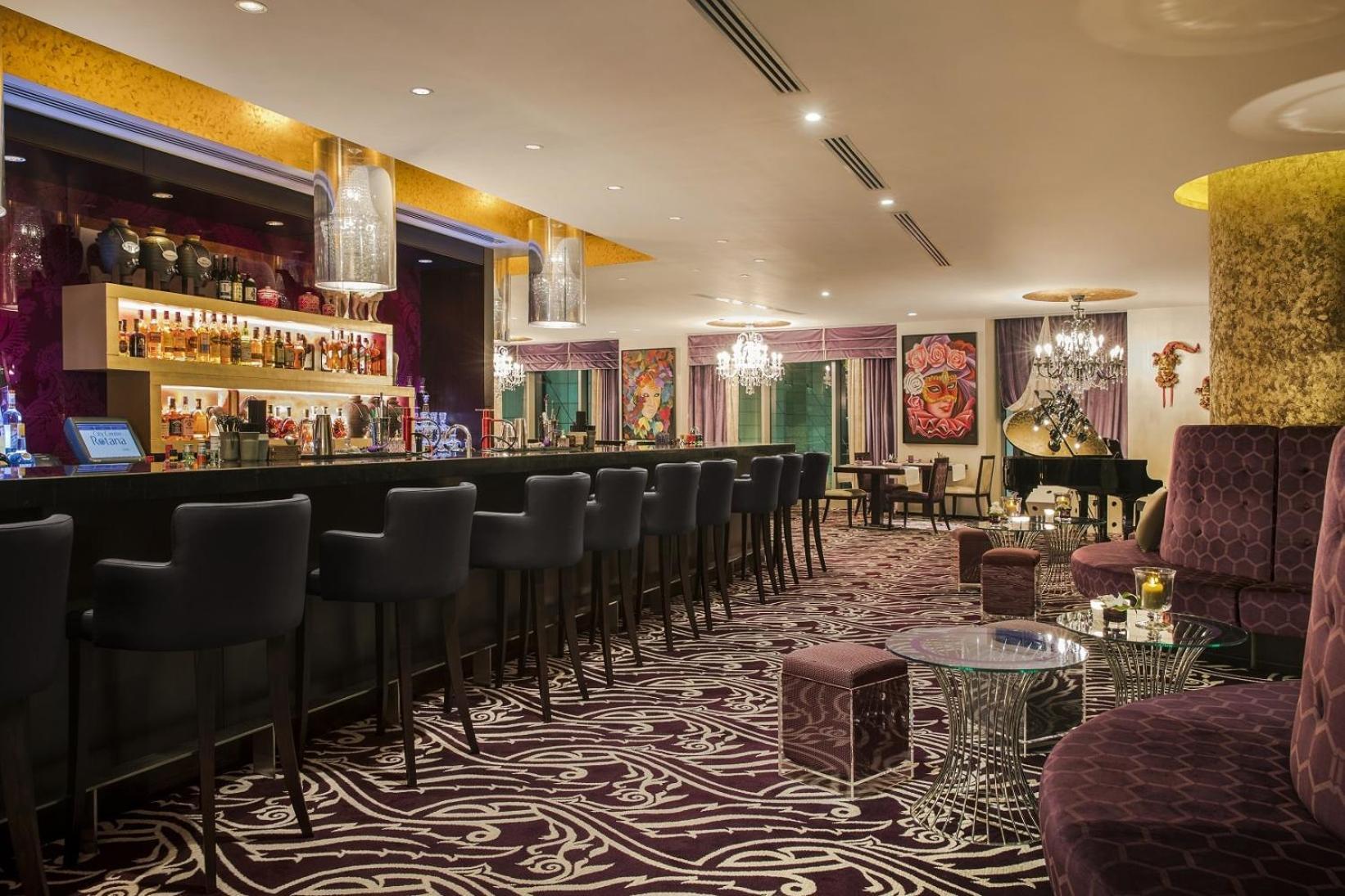 فندق سيتي سنتر روتانا الدوحة المظهر الخارجي الصورة The bar at the Mandarin Oriental, London