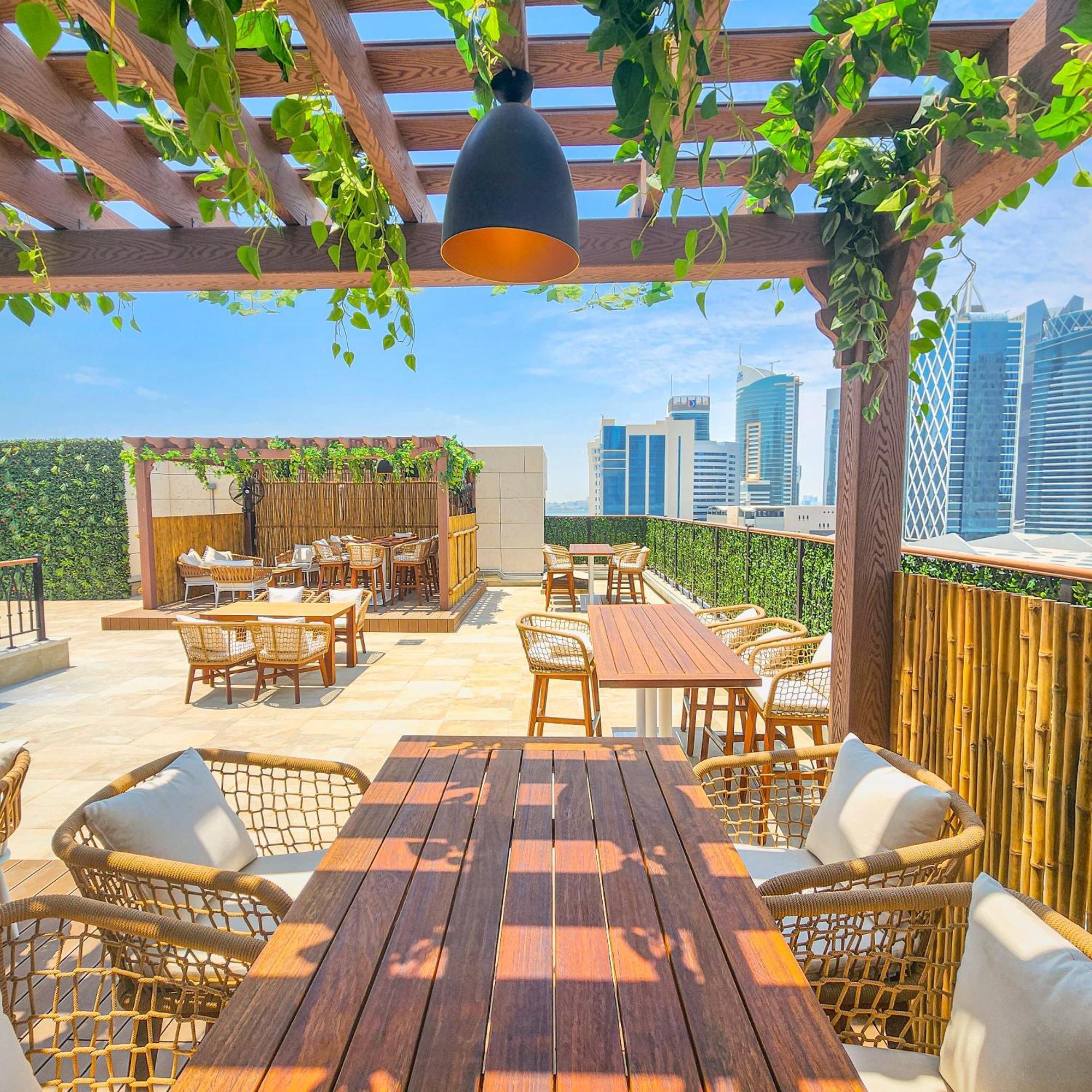 فندق سيتي سنتر روتانا الدوحة المظهر الخارجي الصورة The rooftop bar at the hotel