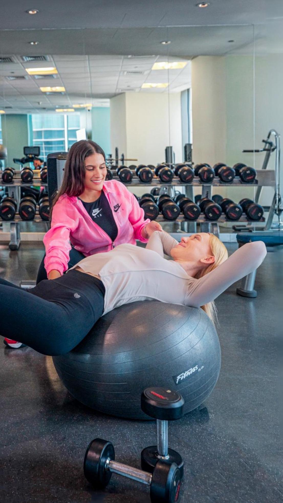 فندق سيتي سنتر روتانا الدوحة المظهر الخارجي الصورة A personal trainer working with a client