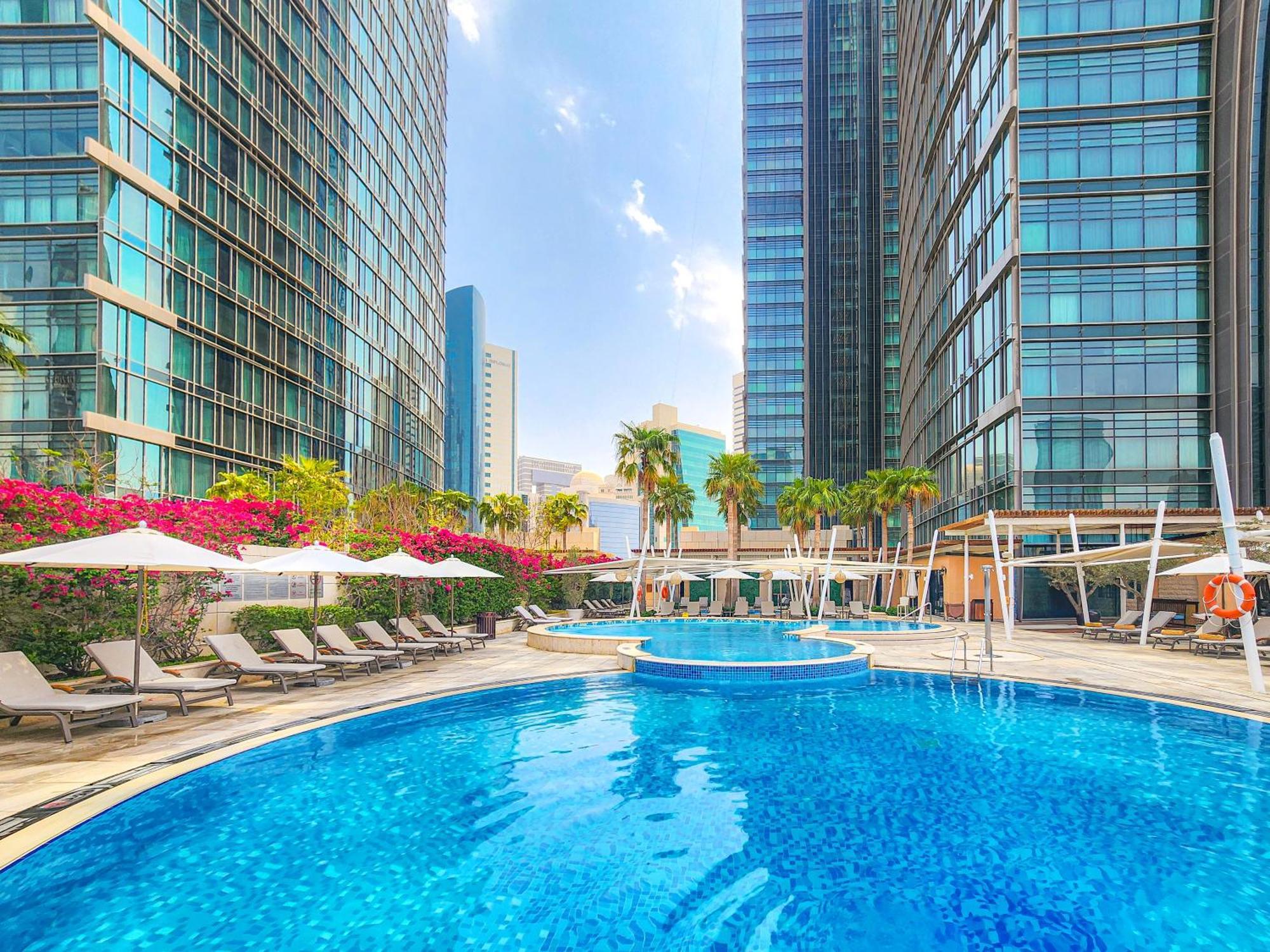 فندق سيتي سنتر روتانا الدوحة المظهر الخارجي الصورة The swimming pool at the hotel